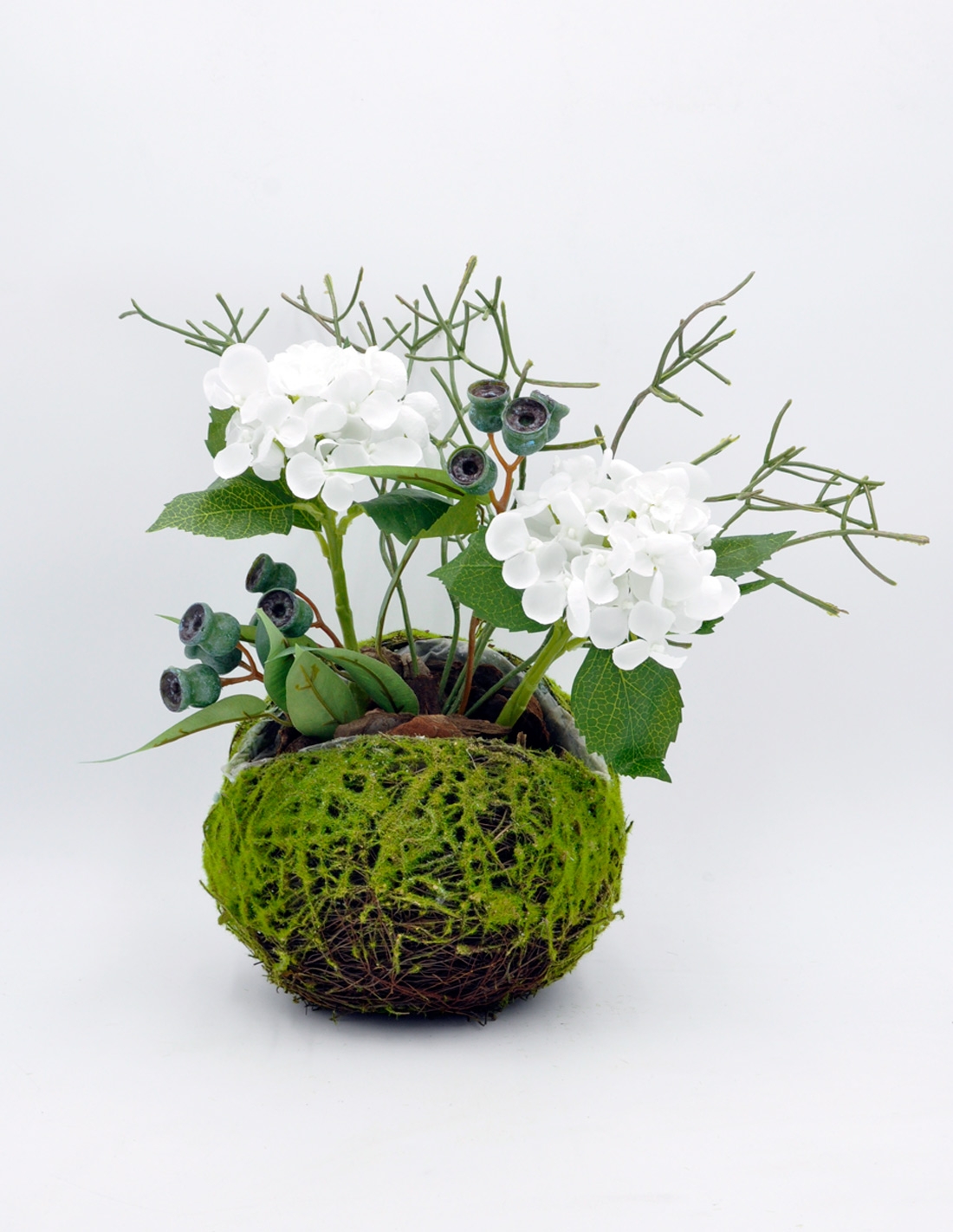 Hortensias blancas y semillas de eucalipto artificiales en esfera