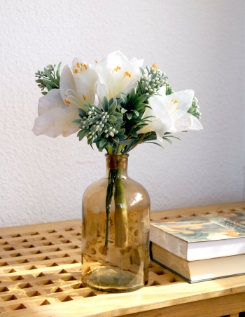 Hortensias blancas y semillas de eucalipto artificiales en esfera de musgo