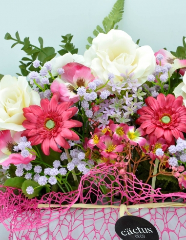 Jardinera artificial para el cementerio rosas blanques,mini gerberas cereza  y flores silvestres
